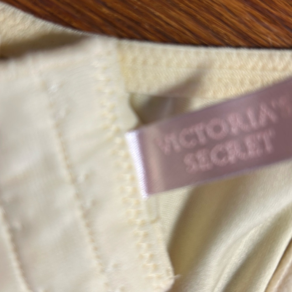 Victoria Secret Body by Victoria Lightly Lined Underwire Cream Bra. Size 38D - Picture 7 of 9